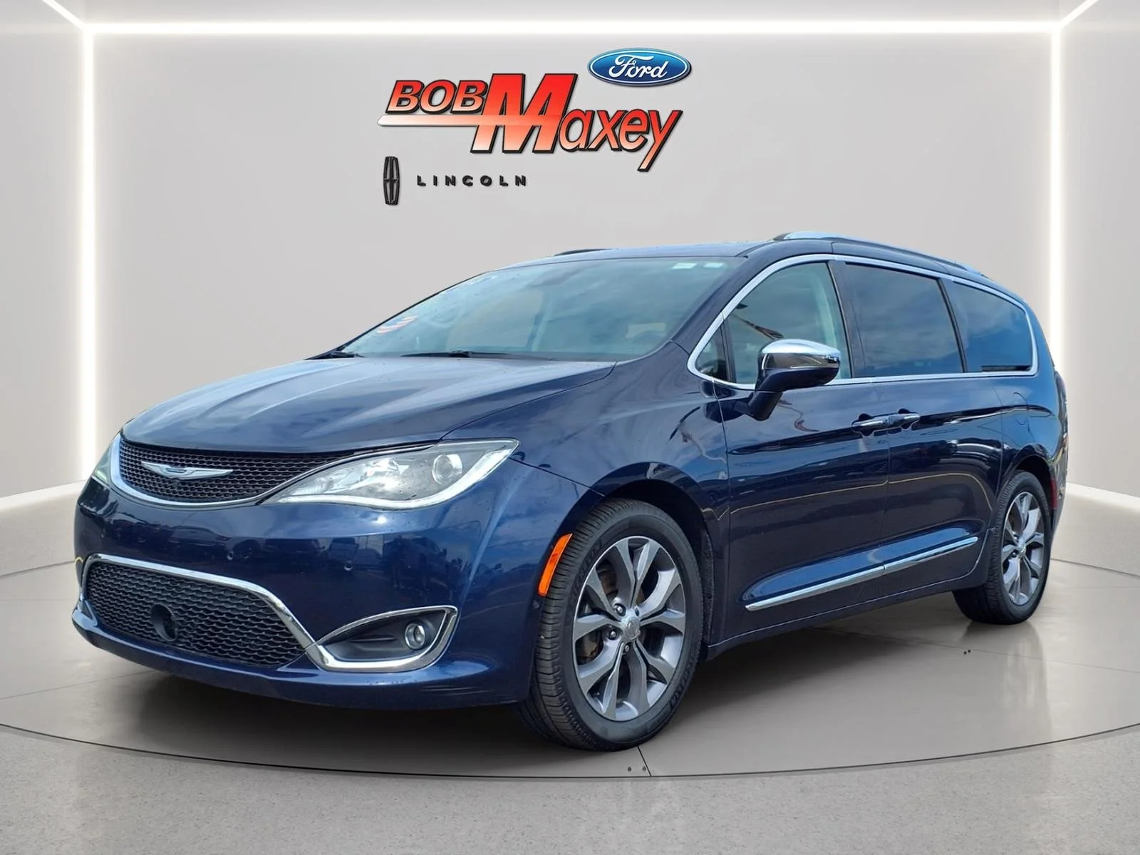 2019 Chrysler Pacifica Limited from the official Bob Maxey Ford of Howell listing